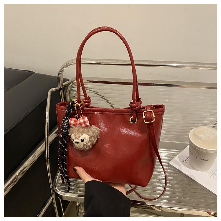 

Ретро сумка через плечо из кожи с масляной восковой пропиткой - Модная сумка весна 2025, Шикарная маленькая квадратная сумка кроссбоди для поездок на работу Without Pendant красный