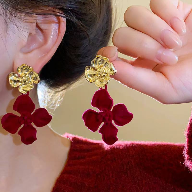 

New retro temperament red flocked flower earrings women, light luxury burgundy petal stud earrings