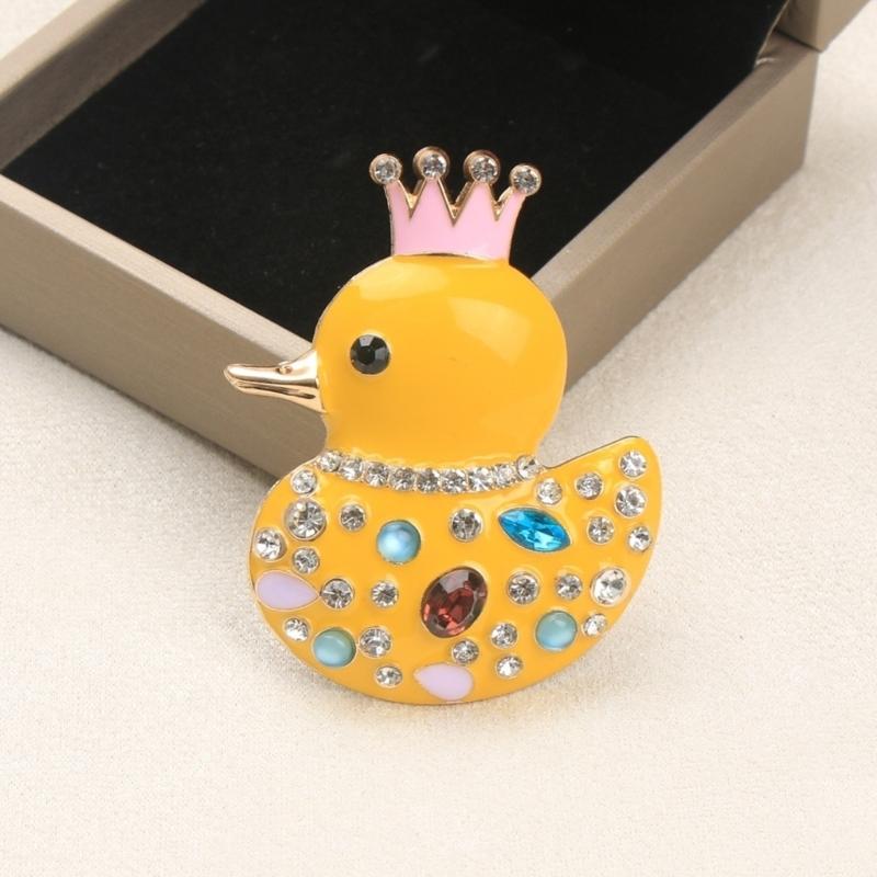 Sparkling Crystal Duck Brooch Rhinestones Decoration Lapel Pin Lightweight Jewelry for Fashionable Occasions Wear