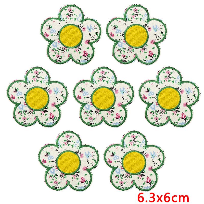 10 /26pcs Wholesale Fresh Letter Embroidery Patch Diy Floral Heart Bow Iron On Patches For Clothes Jackets Backpack Sew Stickers 