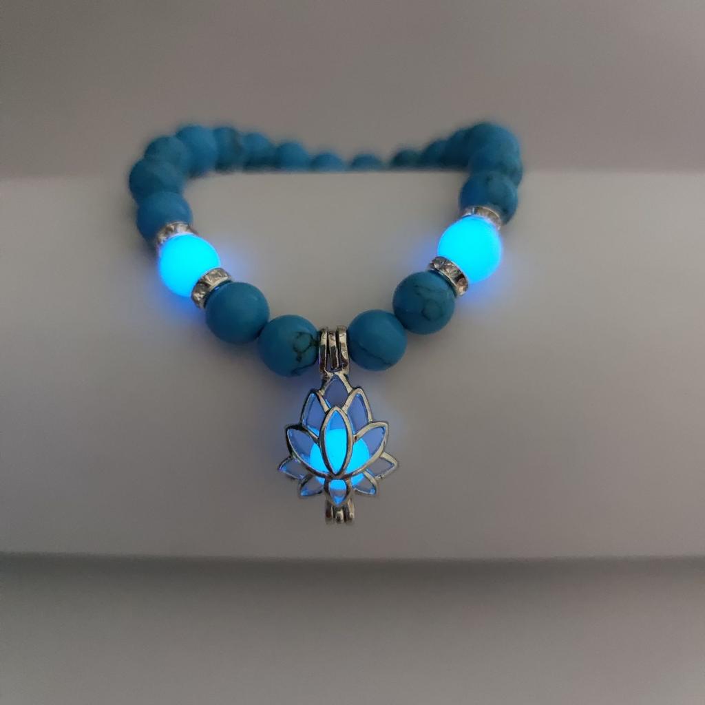 Náramek s tyrkysovými korálky Buddhy - Svítící náramek s energií lotosu a sanskrtským designem pro jógu a meditaci