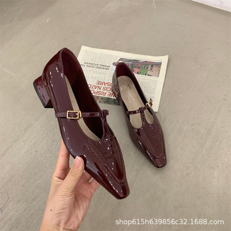 

2025 spring and autumn new French small square head retro Mary Jane shoes women s T-buckle with thick heel medium heel small leather 39