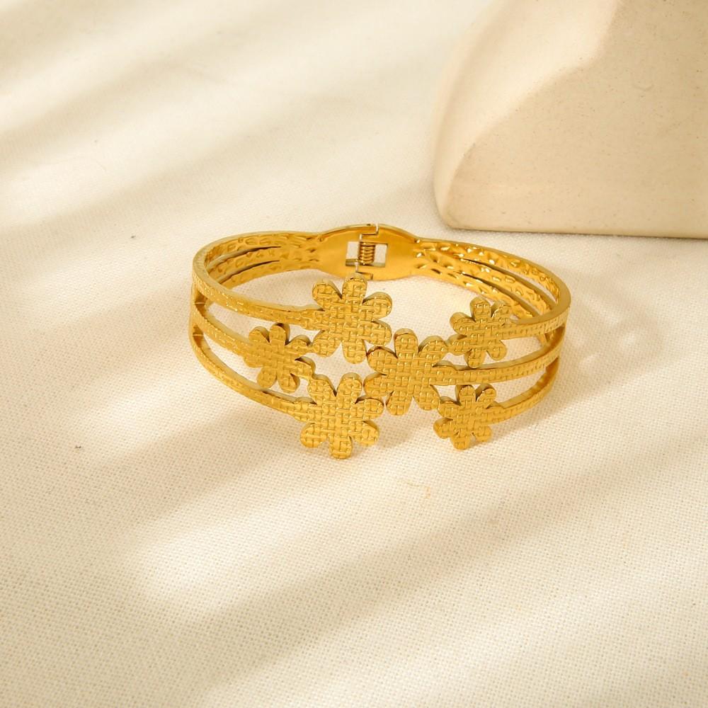 European and American light luxury retro flower spring buckle bracelet women's plated 18k gold hollow waterproof stainless steel bracelet