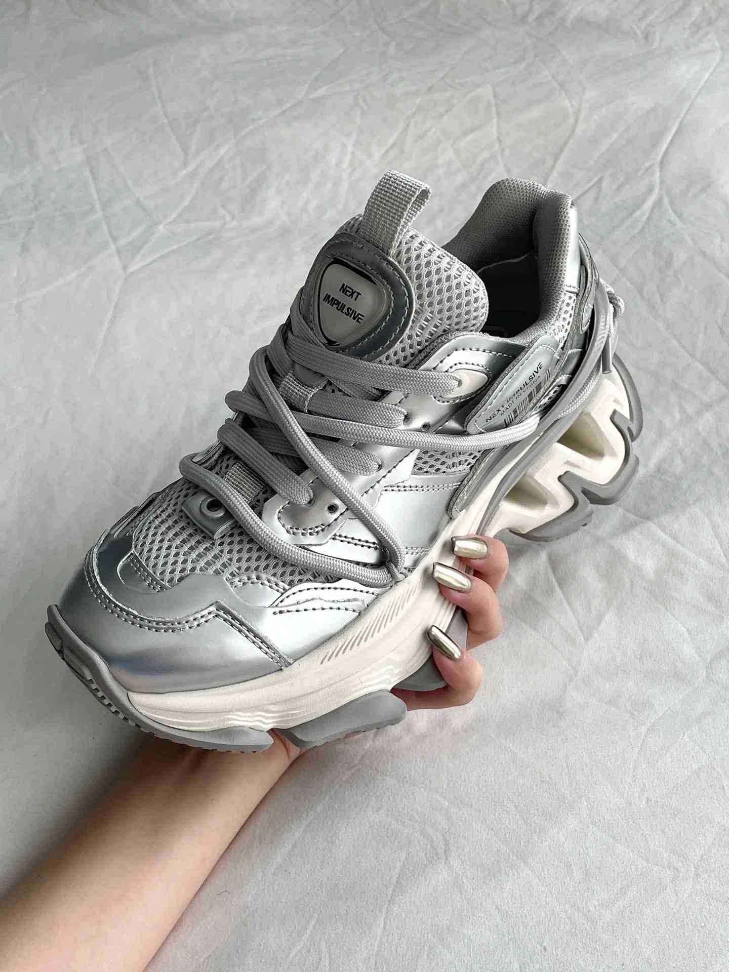 

OMG! OMG is full of futuristic sense~ 2025 platform casual sneakers silver dad shoes~ unique sole design 40 срібний