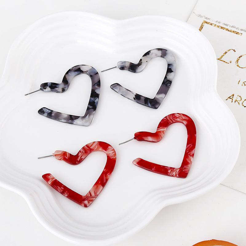 European, American, Japanese, and Korean fashionable leopard print earrings acrylic sweet and sexy heart-shaped earrings