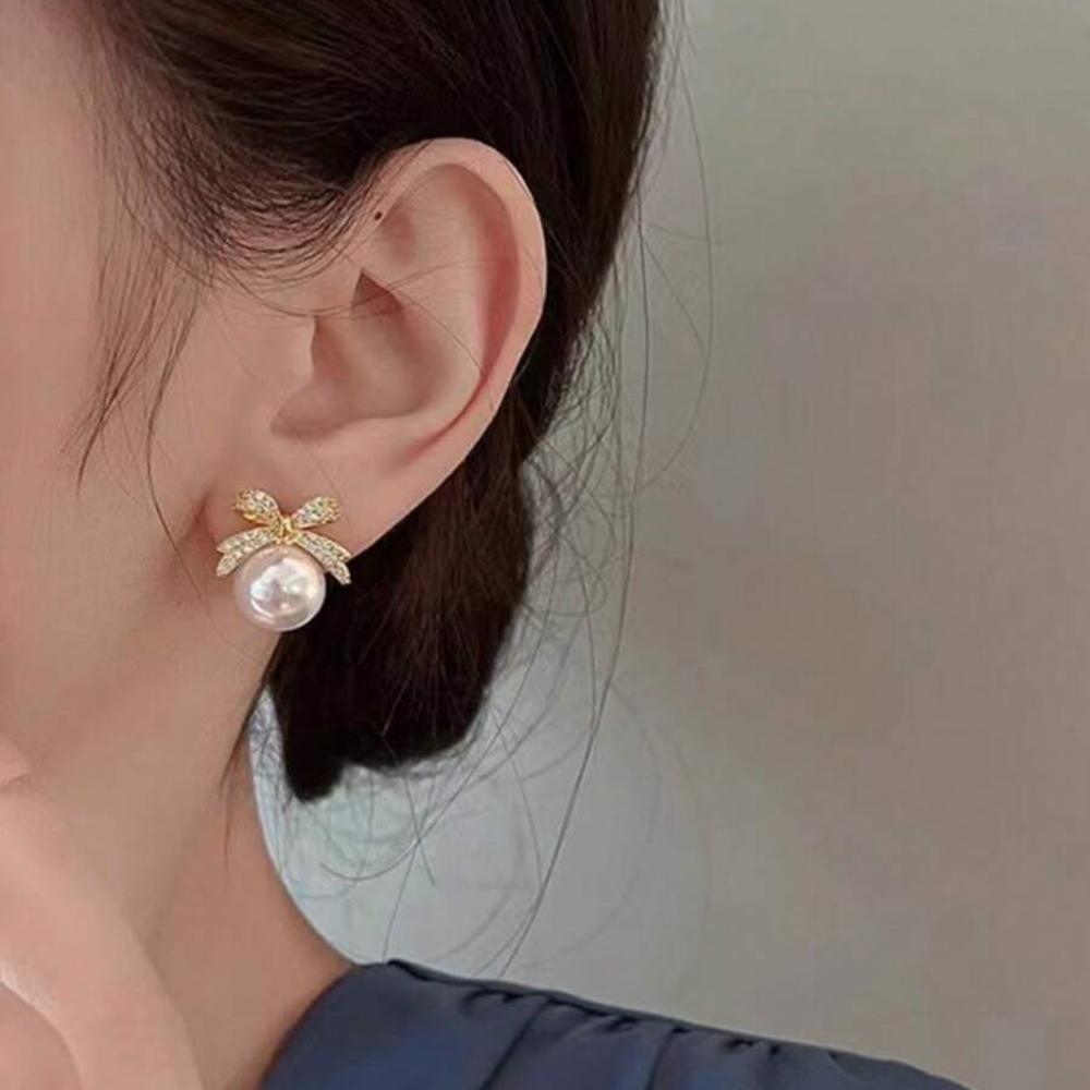 1 Pair Women's Silver Needle Earrings with Diamond Imitation Pearl Inlay Fashionable Niche Design Elegant Jewelry Earrings