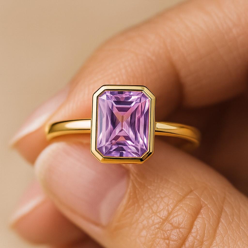 Smaragdgeschliffener Amethyst Solitärring – Gelbgold plattierte Lünettenfassung, Verlobungs-Hochzeits Schmuckgeschenk für Damen
