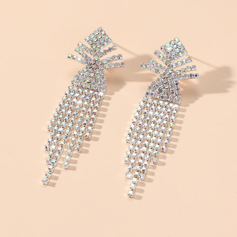 

Простые и универсальные серьги-кисточки с маленькими кристаллами AB