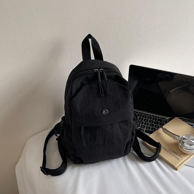 Нишевый дизайн повседневный простой текстурный трендовый маленький рюкзак мода 2025 лето новый зарубежный стиль женский рюкзак