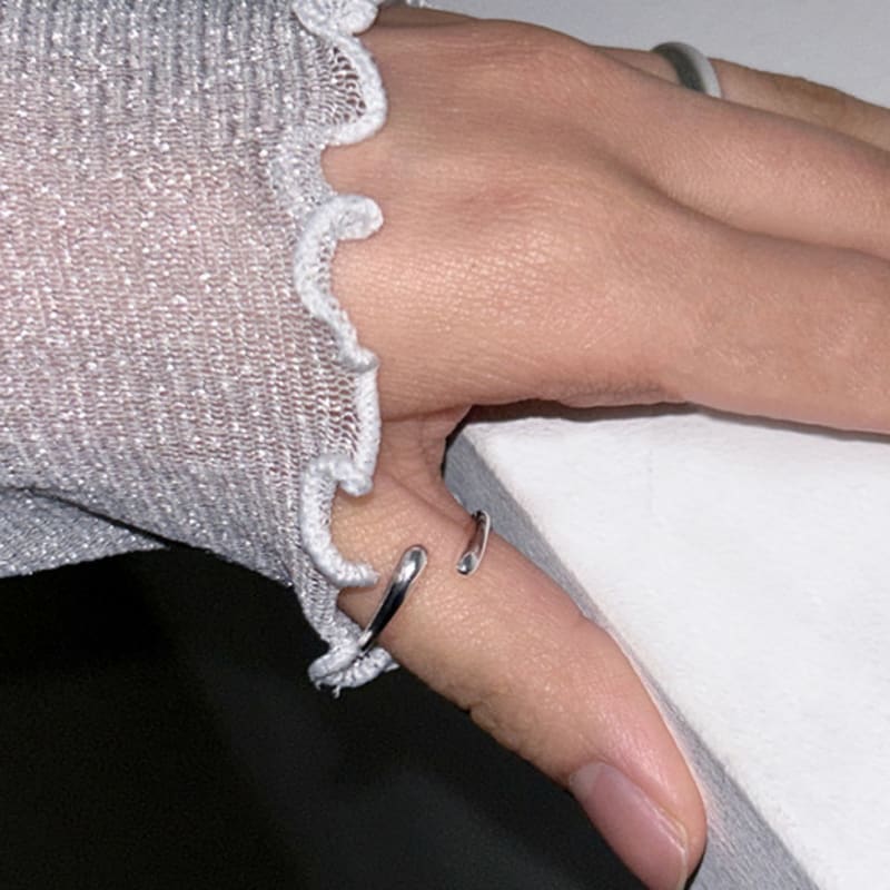 SULTANA Cross open ring