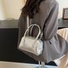 High-End silberne kleine Tasche Damen 2025 neu beliebt vielseitige Umhängetasche Mode super heiß tragbare Bowlingtasche
