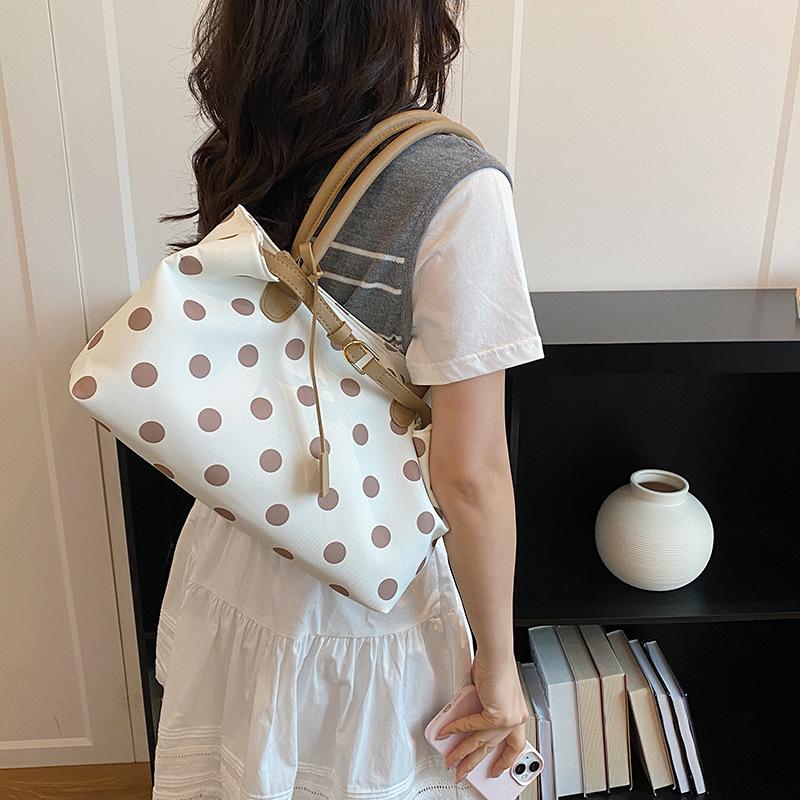 Koreanische Gepunktete Tragetasche mit Gürtelschnallen-Detail Damen Große Kapazität Lässige Umhängetasche Stilvolle Tägliche Pendler Arbeit Handtasche
