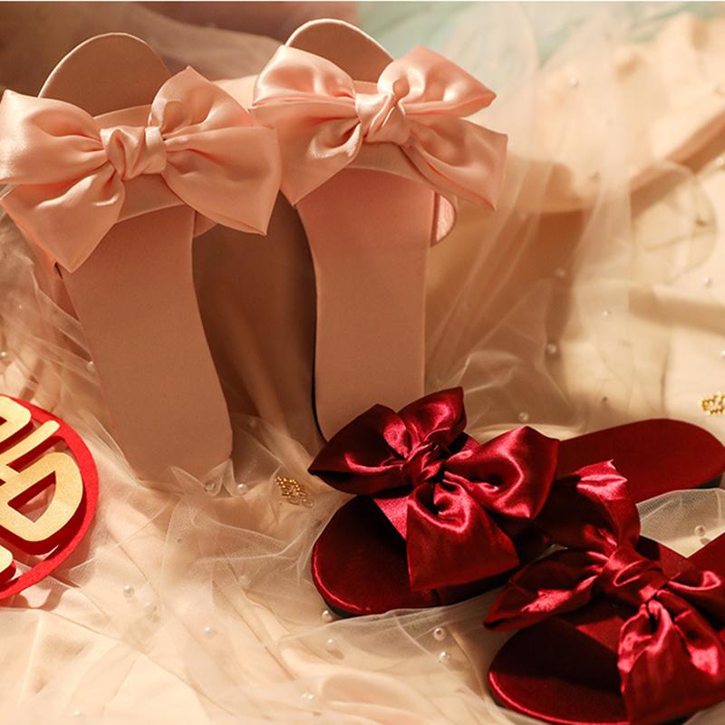 Svatební družička Nový motýlek pantofle Svatební hedvábné červené pantofle Svatební nevěsta Ranní župan spárovaný s dámskou obuví