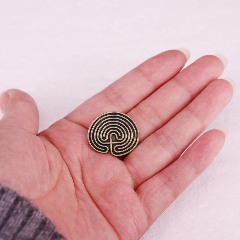 Retro Celtic Maze Metal Brooch Ornament