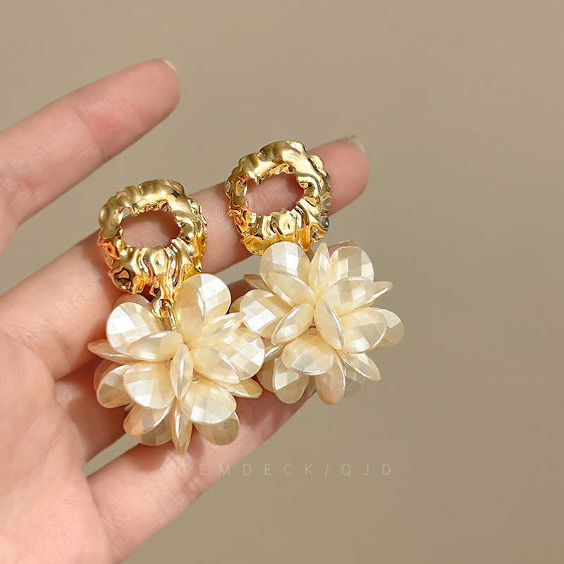 Silver needle French retro flower pearl fringed earrings personality sweet temperament stud earrings women