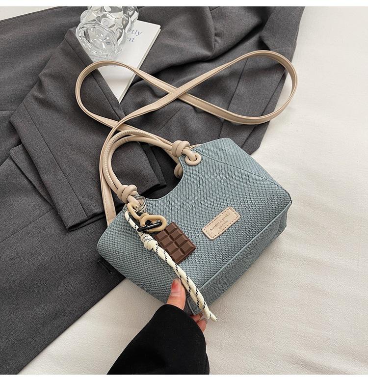 

2025 new messenger bag women s Korean version trendy fashion versatile shoulder bag simple casual commuter messenger bag women s bag