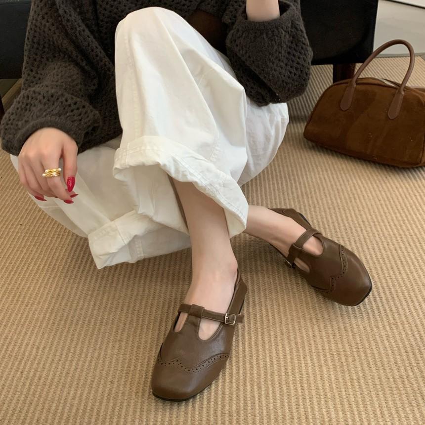 Inside and outside full leather comfortable flat-bottomed small leather shoes women's 2025 spring new round head T-buckle flat heel single shoes wom