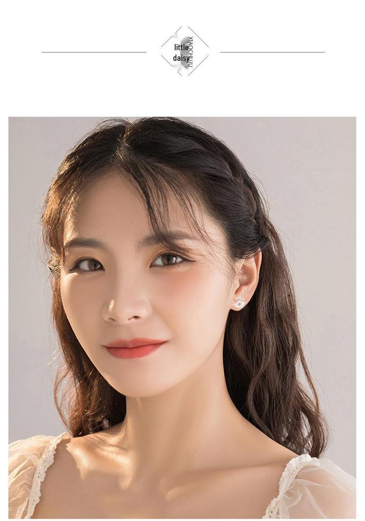 2025 New Style S925 Sterling Silver Daisy Stud Earrings for Women – Simple, Versatile, and Elegant Ear Piercing.