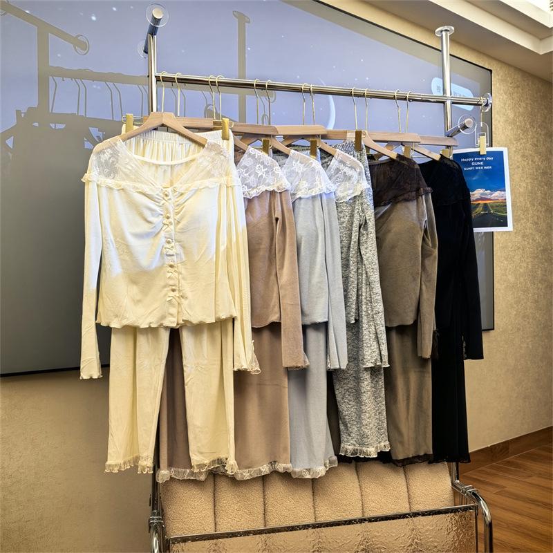 Damen Trendiger Herbst/Winter Pyjama mit Brustpolstern - Gemütliche, elegante und stilvolle Fleece-Homewear