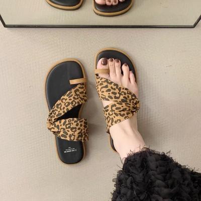 Set of Toe Slippers Summer Wear 2025 Leopard Print Flat Bottom Thai Beach Vacation Super Versatile Foreign Style Pinch Foot Cool Slippers