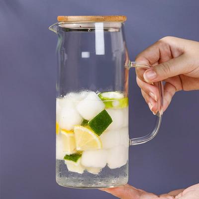 Nordische Wasserflasche aus Borosilikatglas mit großem Fassungsvermögen und Griff