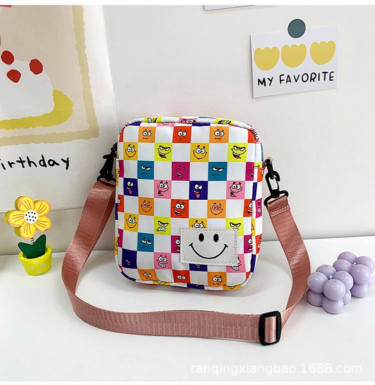 

Новая женская уличная трендовая милая сумка через плечо в клетку с изображением смайлика модная универсальная сумка-мессенджер разноцветный