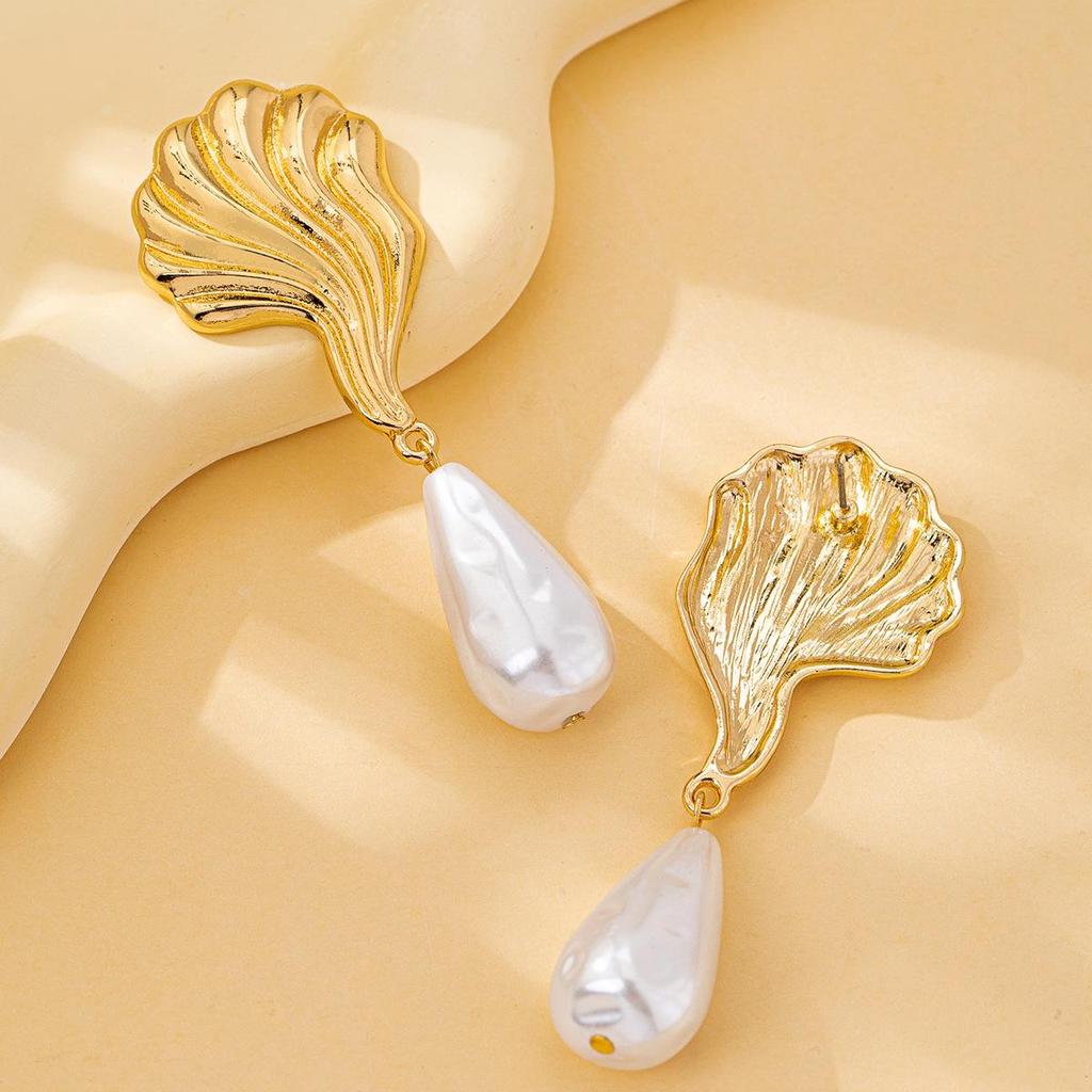 Metal Shell-Shaped Pearl Pendant Earrings: Stylish European & American Beach Resort Design for Women