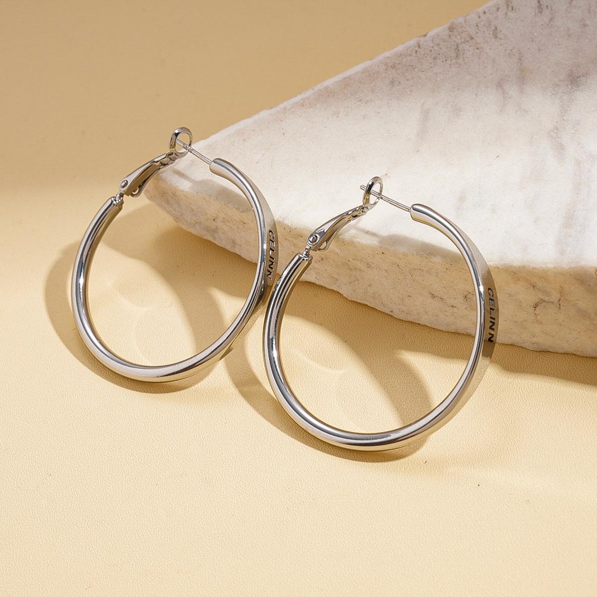 

Smooth round letter silver needle earrings simple niche earrings