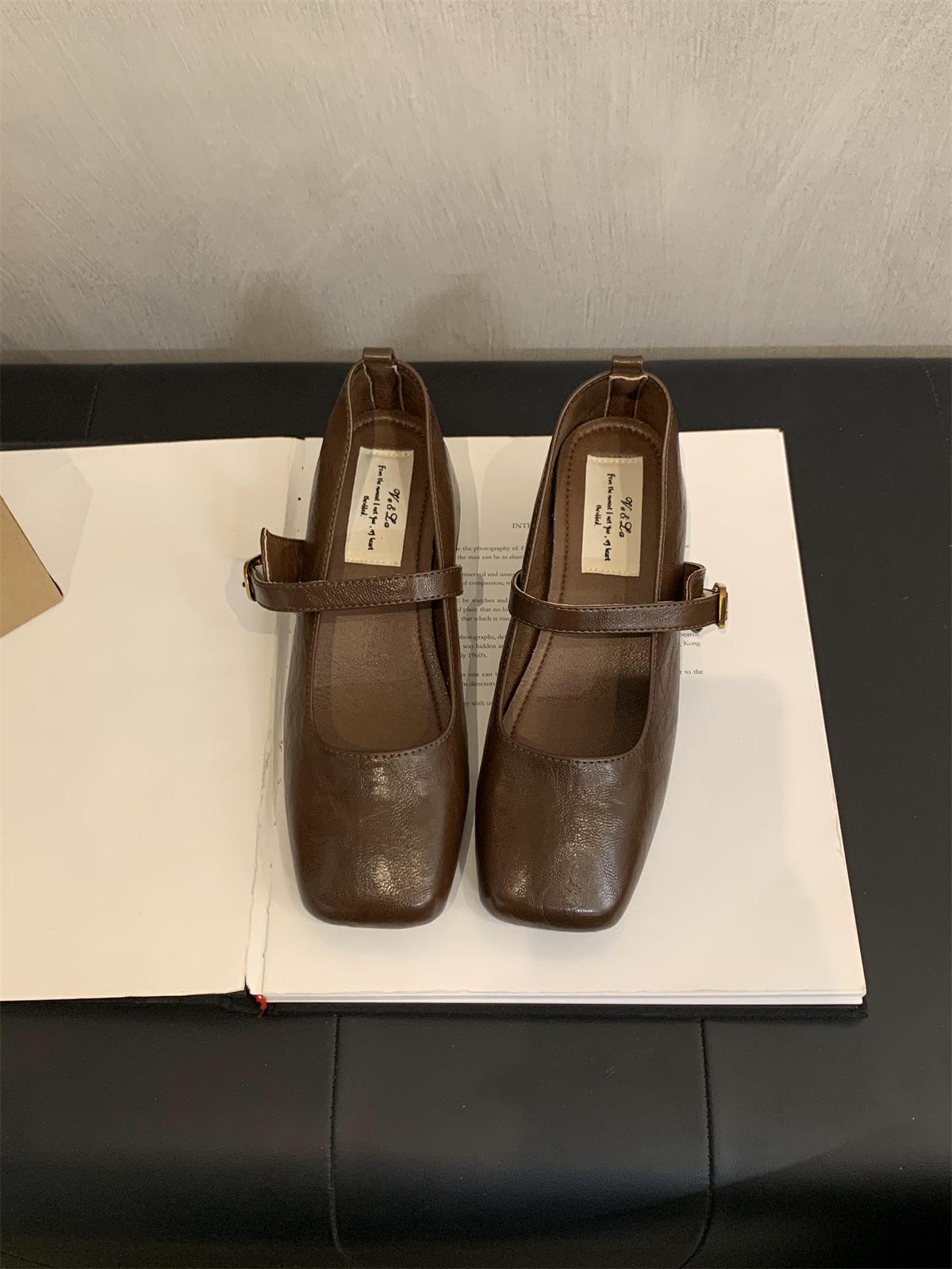 

French retro square head light mouth single shoes women s middle heel spring and autumn evening temperament fairy thick heel Mary Jane small leath 39