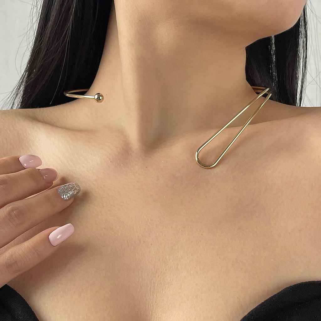 Simple Line C-Shaped Collar