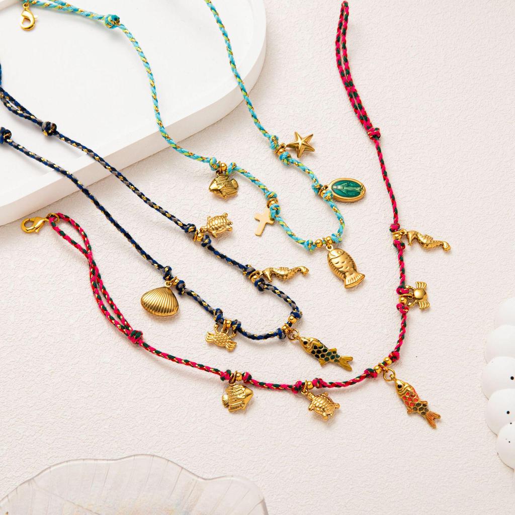 Collana Pendente Popolare in Acciaio Inossidabile a Tema Oceanico con Cordino Colorato - Alla Moda e di Alta Qualità, con Design a Pesciolino.