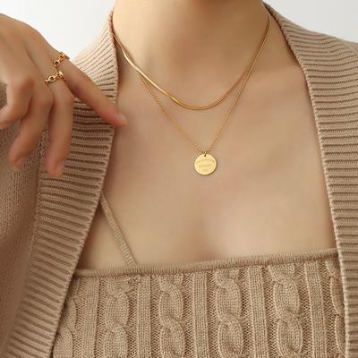 Vielseitiges Design Temperament Pullover Kette, Englischer Buchstabe Runder Marken Anhänger Doppelkette Titanstahl Vergoldete Halskette