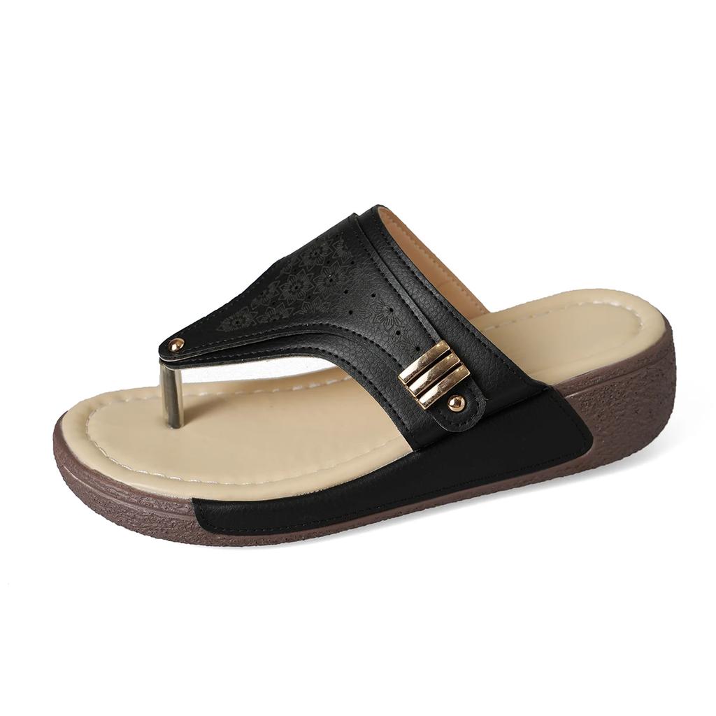 Plus Size 2025 Summer Hot Sale Women's Slippers Outdoor Rivet Metal Decoration Wedges Thong Sandals New Casual Open Toe Slippers