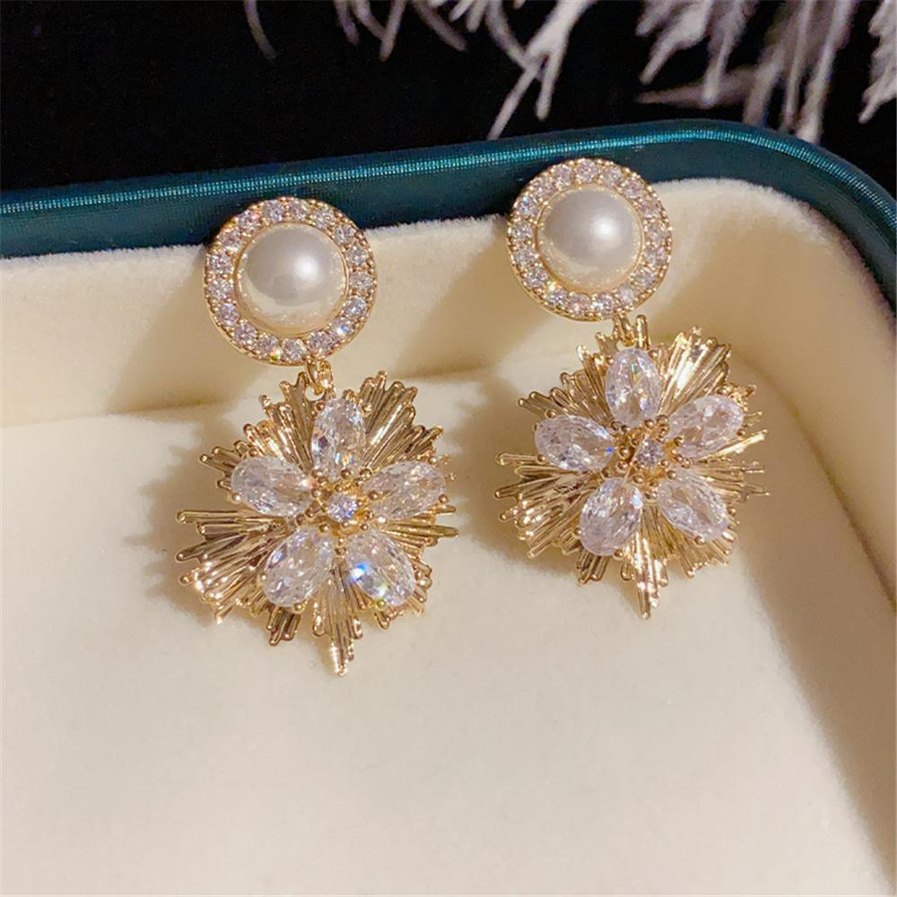 

Luxury Female White Crystal Zircon Stone Gold Color Stud Earrings Cute Bridal Flower Wedding For Women