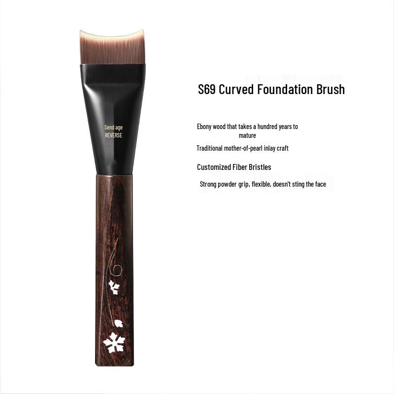 

Sandalwood Anti-Aging Foundation Brush T69 - Curved, Long-lasting, Polishing, Non-Absorbent, Ideal for 8 AM Commute Makeup.