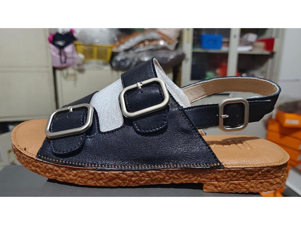 2025 Špičkové dámské módní sandály z pravé kůže - Všestranná plochá plážová obuv