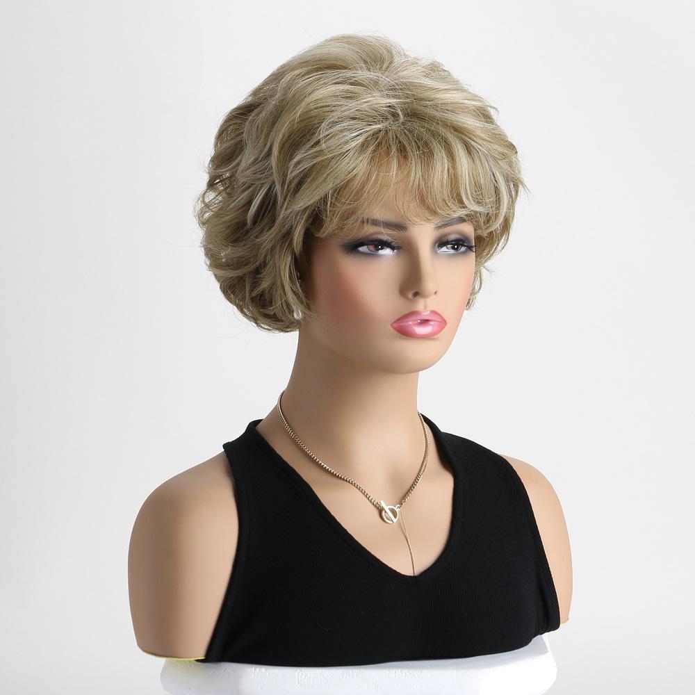 

Синтетические светлые волосы Короткий кудрявый парик Естественная волна Прическа Женский парик пикси с челкой Термостойкий Повседневный женский парик коричневый