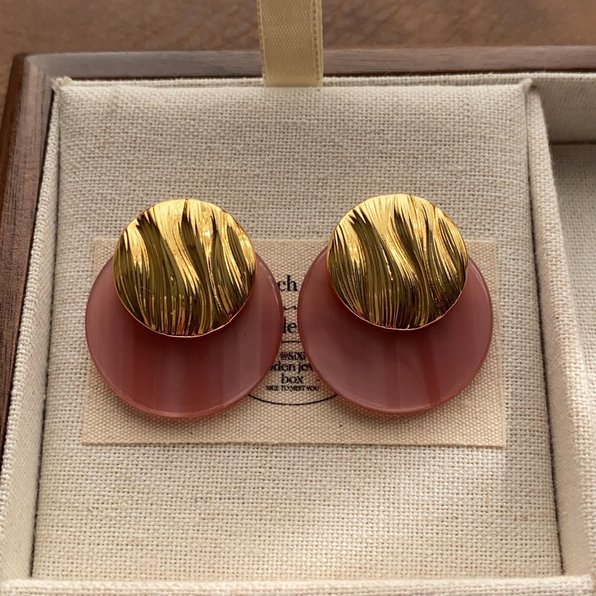 

Round resin contrasting stud earrings sweet cool water ripple high-end earrings niche fashion fresh light luxury daily earrings