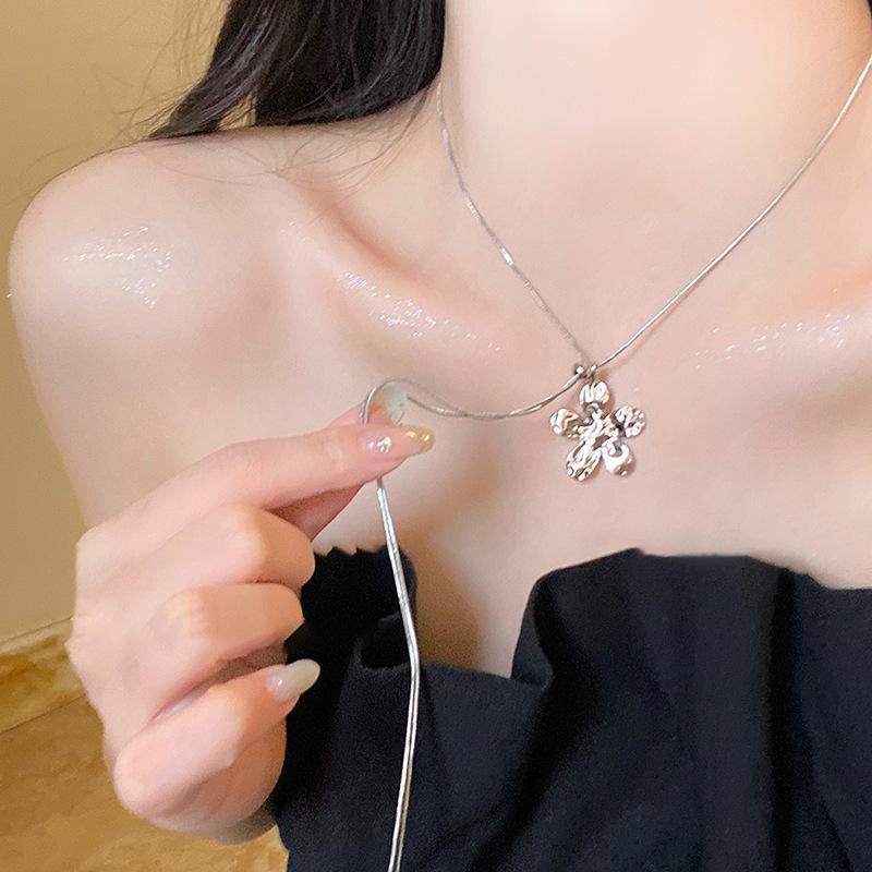 Flower pull-out pendant necklace niche temperament collarbone chain fashion versatile high-end jewelry women