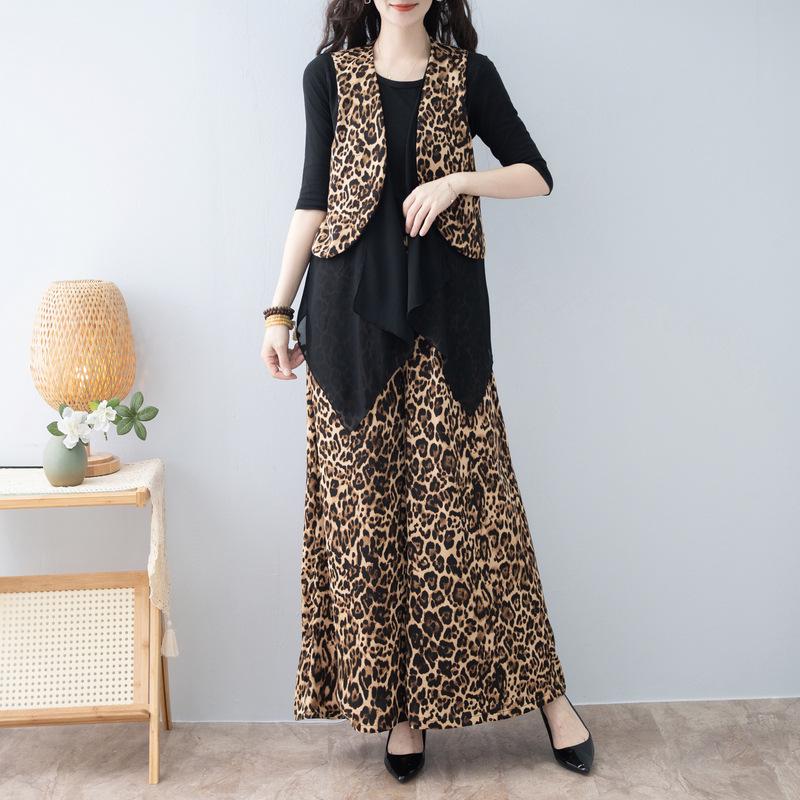 Retro Jacquard Sleeveless Vest & Wide-Leg Pants Set in New Chinese Style for Middle-Aged Women.