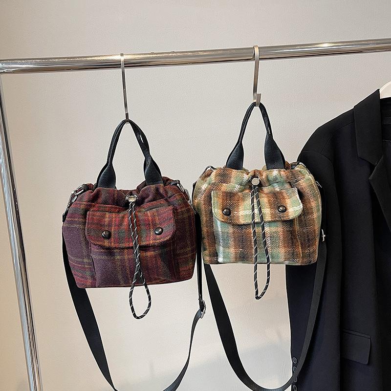 Pruhovaná kostkovaná taška tote pro ženy Podzimní a zimní vlněná crossbody taška Ležérní stahovací taška přes rameno Kabelka