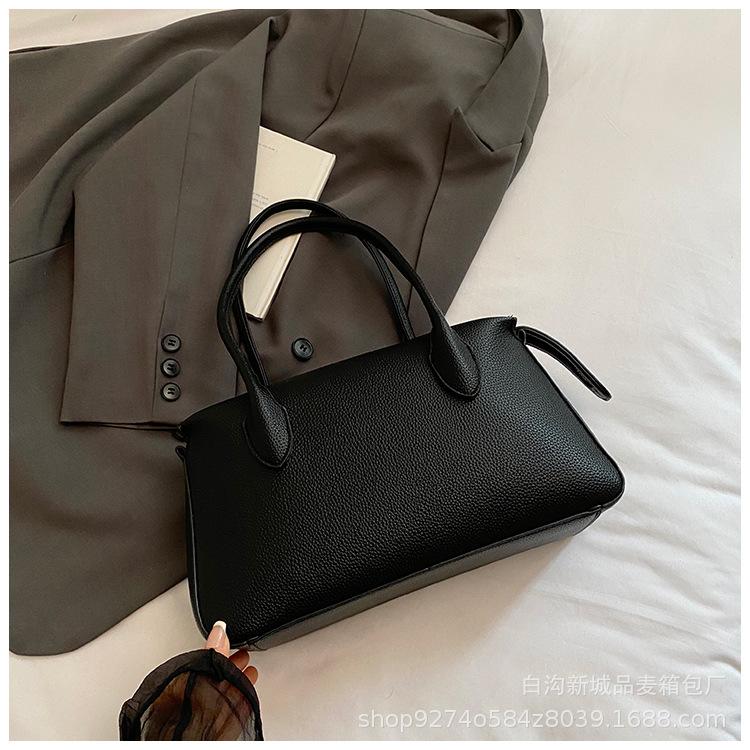 

Retro large-capacity underarm bag women s 2025 new fashion high-end briefcase women s commuter shoulder bag tide