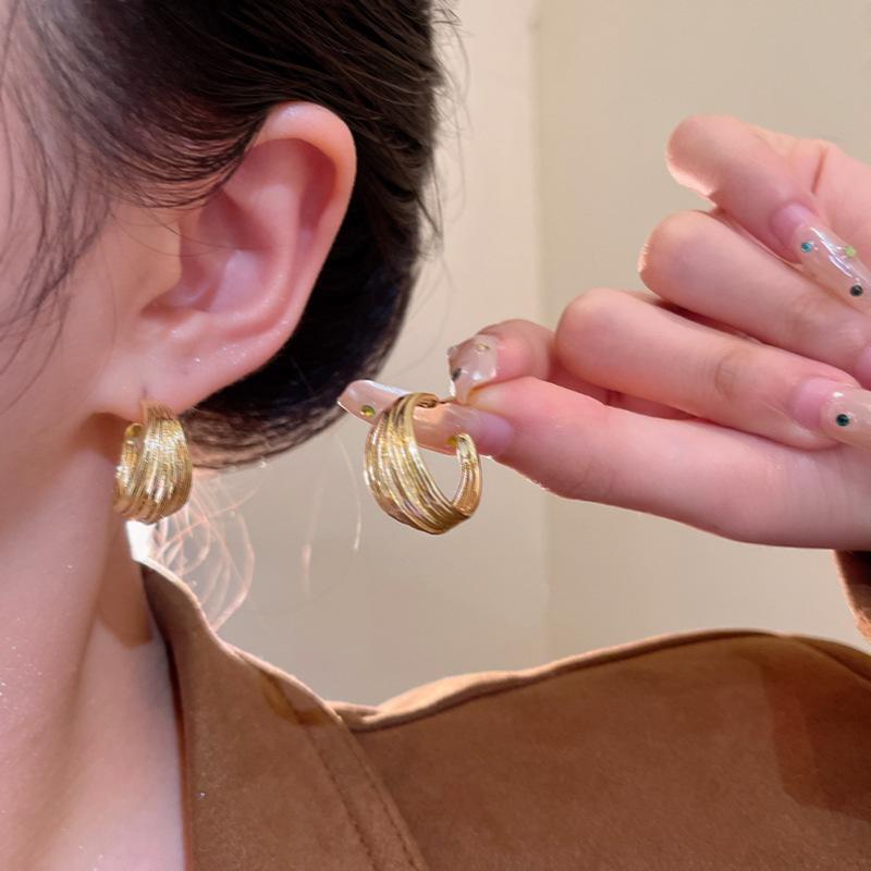 Simple and atmospheric C-type silver line stud earrings, women's cold wind earrings, unique ear accessories