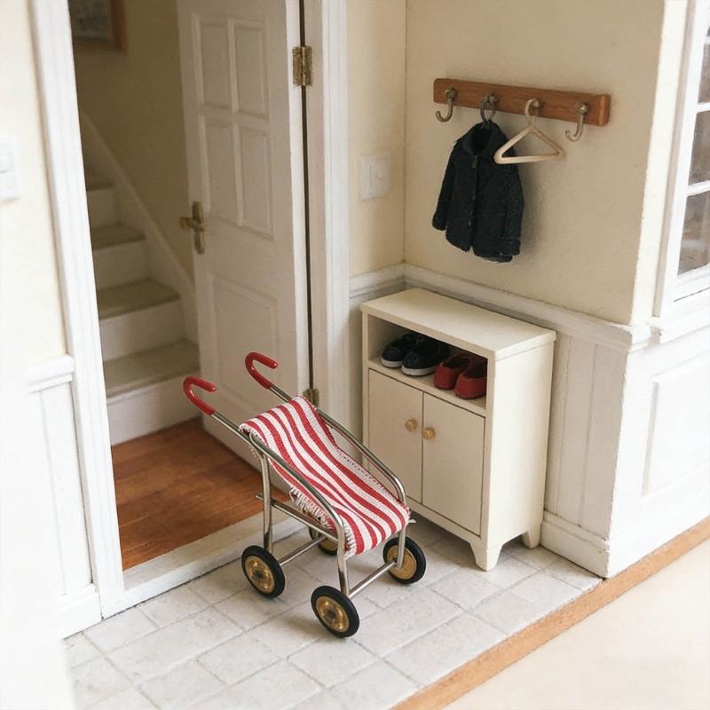 1/12 Scale Doll House Miniature Stroller Model Figurine with Iron Frame And Fabric Cover For Scene Display Arrangement