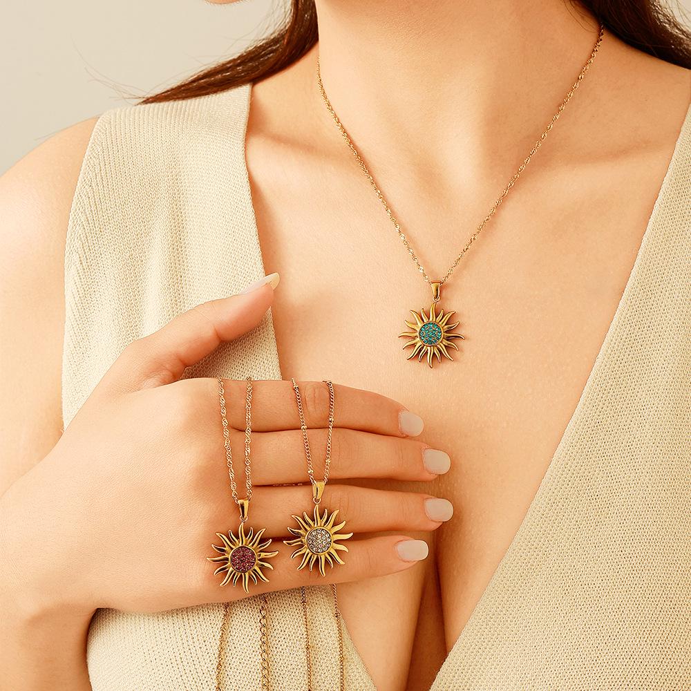 Naszyjnik Yingtai z 18-karatowego złota z motywem słońca i gwiazdy - Stal nierdzewna i tytanowa, Polerowany, Nieblaknąca biżuteria damska.