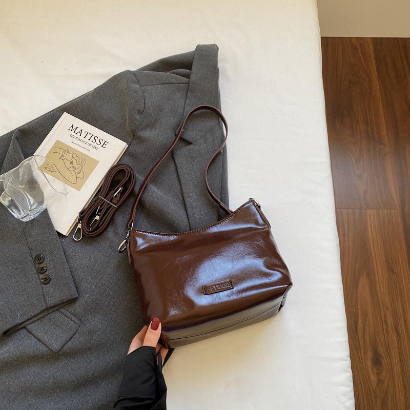 Today's popular small bags for women's new autumn and winter retro versatile messenger bags single shoulder underarm bucket bags