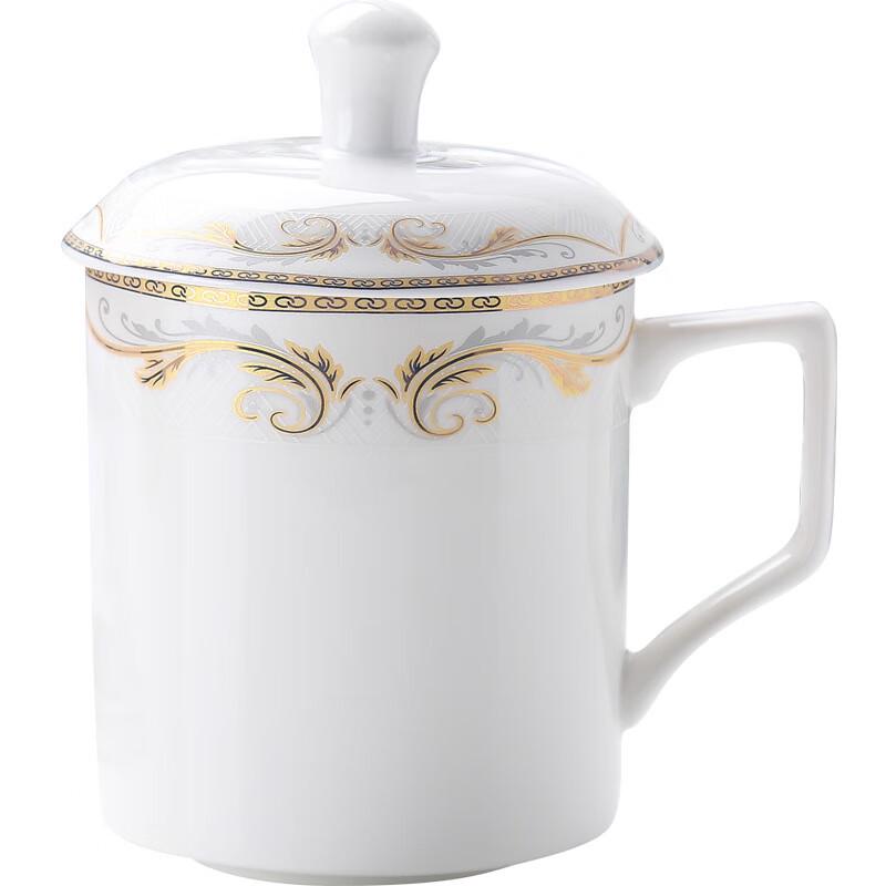 Weiße Keramiktasse mit Goldrand und Deckel