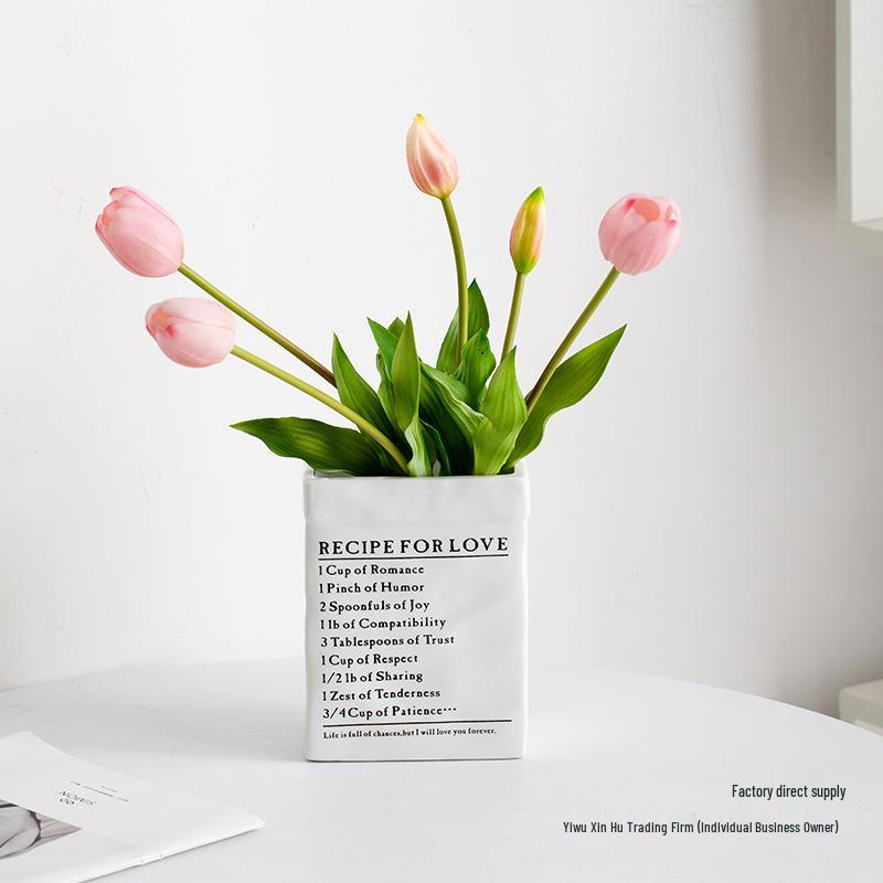 Skandynawski biały ceramiczny wazon na suszone lub świeże kompozycje kwiatowe w wystroju salonu