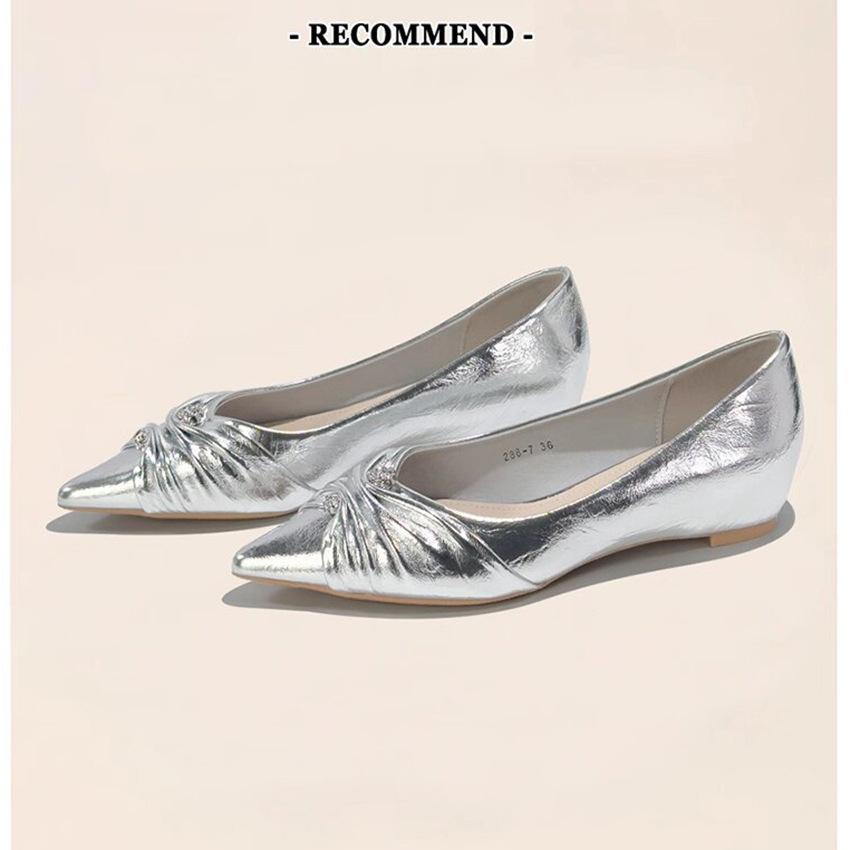 Beautiful temperament pointed flat heel single women s new leather pleated apricot black light mouth one-pedal single shoes 40 серебряный 3580₽
