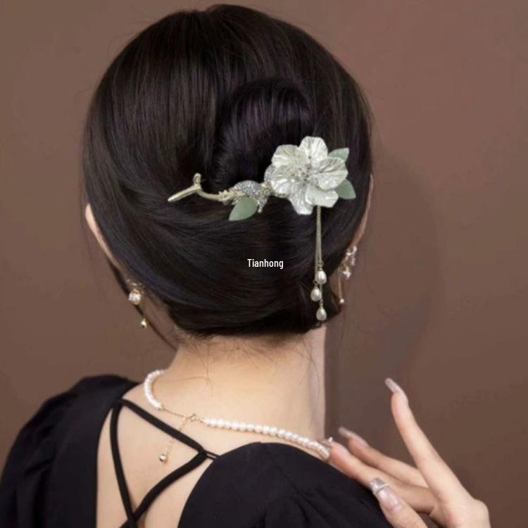 Wintage'owy kwiatowy klips do włosów z chwostem i motylem